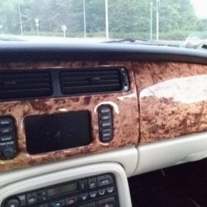 L'eleganza della radica, interno di un Jaguar XK8